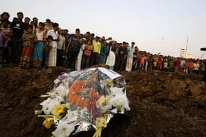 2012 in MDG: Bangladeshi mourners at funeral of garment factory victims