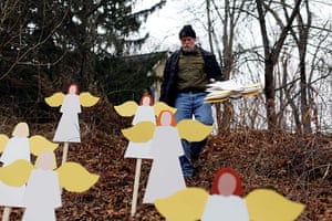 Sandy Hook: Eric Mueller places 27 wooden painted angels outside his home