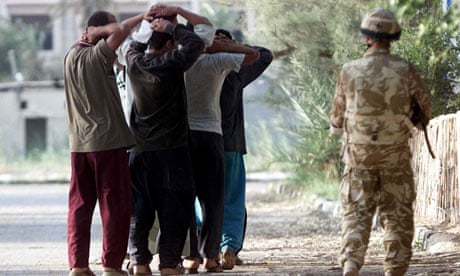 British soldiers take Iraqi prisoners