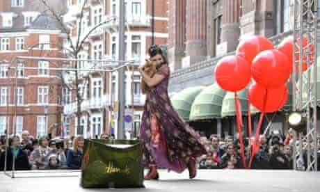 Boxing Day Sales Outside Harrods A Circus Spectacle But Few Bulging Bags Business The Guardian