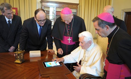 Pope Benedict XVI using an iPad