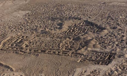 A looted archaeological site in Iraq from the air in 2003. Copyright: Italian Carabinieri
