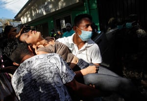 Honduras : A woman collapses as relatives of the victims clash with riot police