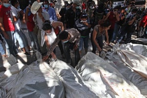 Honduras : People inspect bodies as they look for their relatives