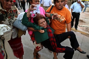 Honduras : A woman is taken away after fainting during clashes