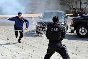 South Korea security: A presidential bodyguard shoots a net at a "terrorist" 