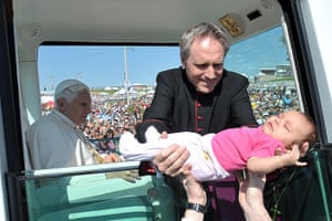 Pope visit to Mexico: Georg Ganswein returns the child to the parents Bicentennial Park