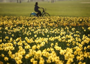 Warm Weather: Londoners Enjoy Spring Sunshine