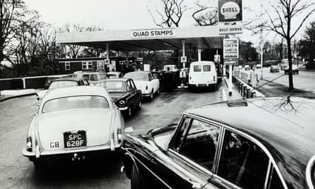 1973 oil crisis, motorists queue for petrol