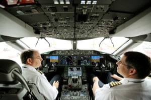 Boeing 747 dreamliner: Pilots in the flight deck