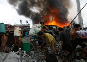 Manila: Residents evacuate with their belongings 
