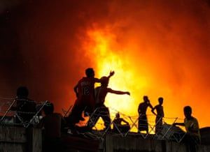 Manila: A blaze at shanty town in Manila's seaport area