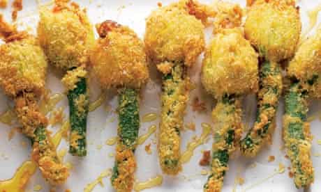 Fried courgette flowers with lavender honey