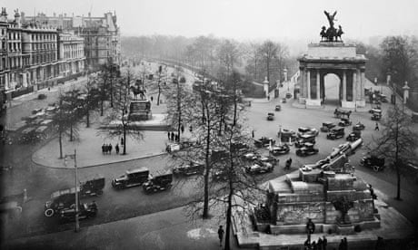 Wellington Arch in 1930, where a former police station has been converted to an art gallery