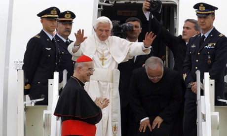Pope Benedict XVI ends his visit to Milan