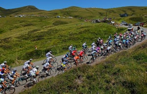 Stage 16: The Peloton makes it's way up the Col d'Aubisque 