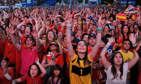 Spanish fans watch Euro 2012 final