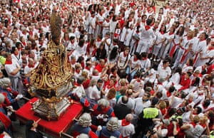 Pamplona: Crowds gather in front of a statue of San Fermin