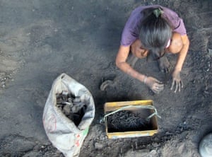 Ulingan slum: Charcoal production, Tondo near Manila, Philippines