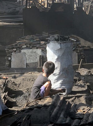 Ulingan slum: charcoal production, Tondo near Manila, Philippines