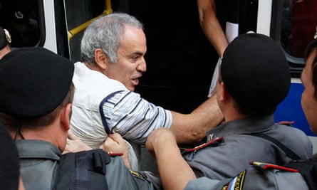Police detain Garry Kasparov