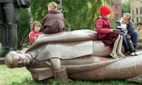 Moscow pupils take a break on a toppled statue of Stalin