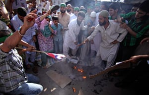 Film protests: Jammu, India: Muslims burn the US flag and shout slogans