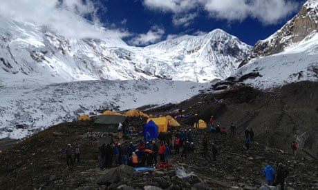 Rescuers arrive at avalanche site