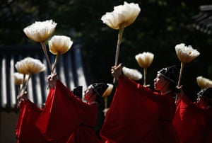 24 hours in pictures: University students in Korean traditional dress