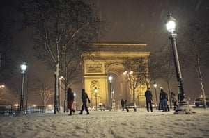 Paris snow: snow-covered Champs-Elysees