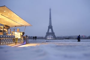 Paris snow: People walk on the snow covered esplanade du Trocadero