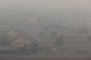 smog crisis in China: Air Pollution Attacks Beijing Again