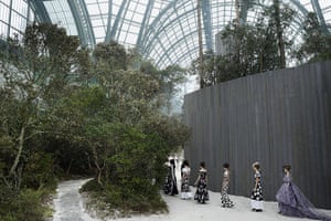 20 Photos: Models present creations for Chanel duri