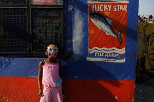 Alexandra Township: A young girl wears a mask
