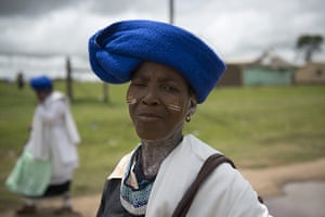 Qunu awaits: Women dressed up in traditional clothes