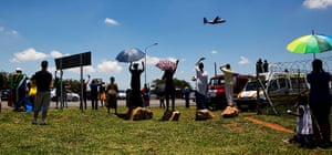 Mandela: People wave at Mandela's aircrafy