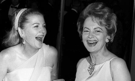 Fontaine with her sister, Olivia de Havilland, in 1967.