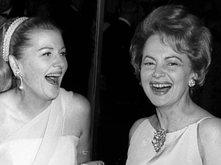 Fontaine with her sister, Olivia de Havilland, in 1967.