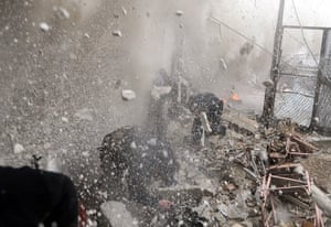 Goran Tomasevic: Lutadores do Exército Sírio Livre correm para a cobertura como um tanque explode explode em uma parede