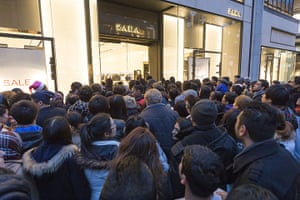 The Boxing Day Sales In Pictures Uk News The Guardian