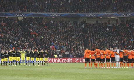 Champions League players in Donetsk observe a minute's silence after a plane crash