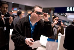 Mobile World Congress: A visitor tests a new Samsung 3D device