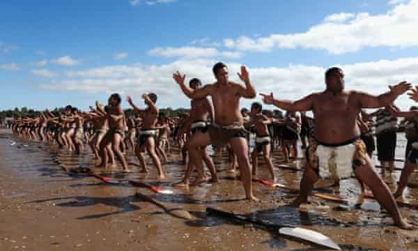 Des centaines de membres de l'équipage de Waka Ama exécutent le haka sur la plage pour célébrer le jour de Waitangi à Waitangi, en Nouvelle-Zélande. La fête nationale du Waitangi Day célèbre la signature du traité de Waitangi le 6 février 1840 par les chefs maoris et la Couronne britannique, qui accordait au peuple maori les droits des citoyens britanniques et la propriété de leurs terres et autres biens.