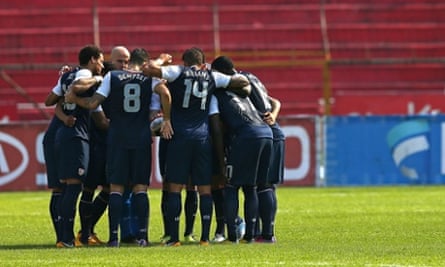 USA team huddle Honduras