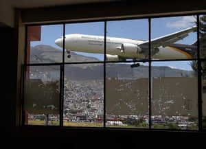 Tricky airports: Mariscal Sucre airport, Quito, Ecuador: A plane approaches