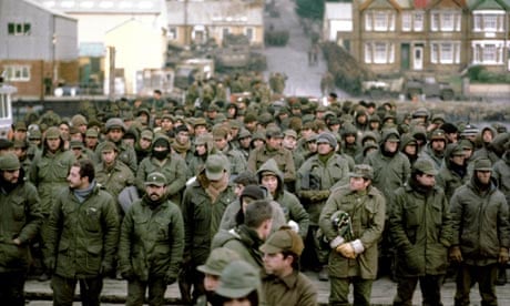 Argentine prisoners massed in Port Stanley Falkands 1982