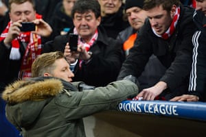 Arsenal v Bayern: Bayern Munich's midfielder Bastian Schweinsteiger signs autographs for fans