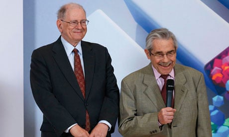 Robert Kahn (left) and Louis Pouzin accept the inaugural Queen Elizabeth prize for engineering