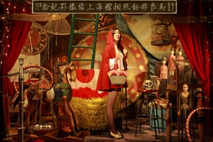 Maleonn's studio mobile: A woman posing in red cloak