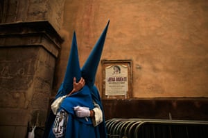 20 photos: Penitents of "San Esteban" brotherhood
